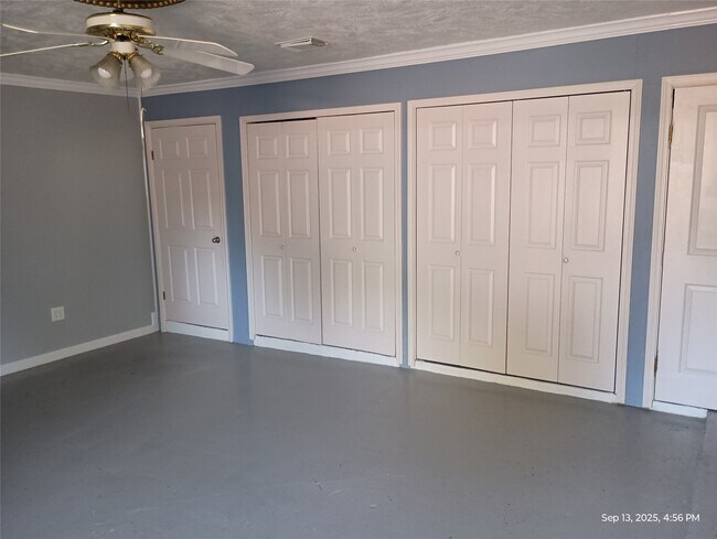 Building Photo - 2722 Lower Valley Dr