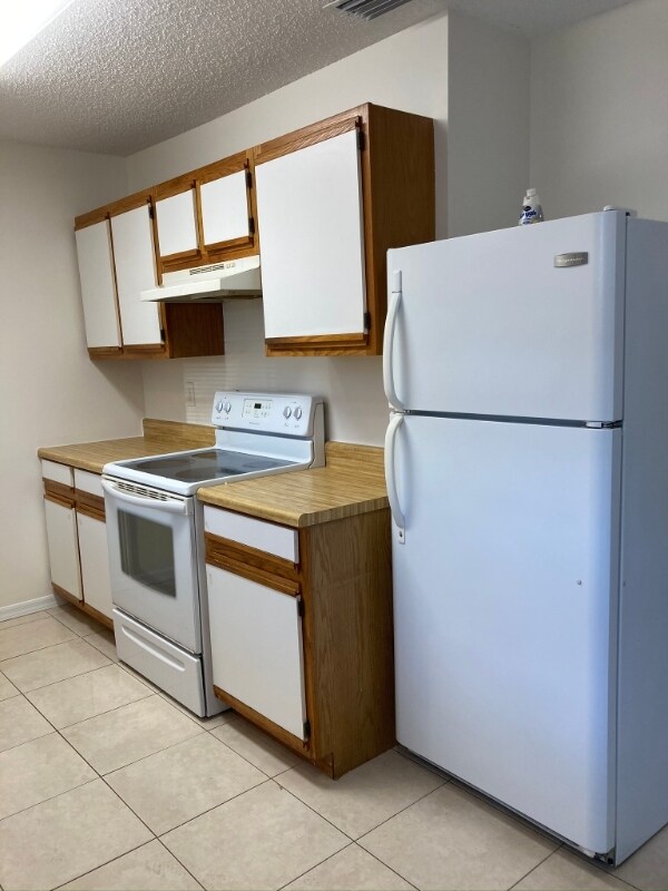 Building Photo - 1210 6th Dr