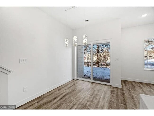 Building Photo - 425 W 8th St