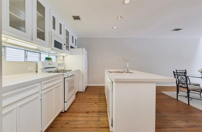 Building Photo - 123 Detering St