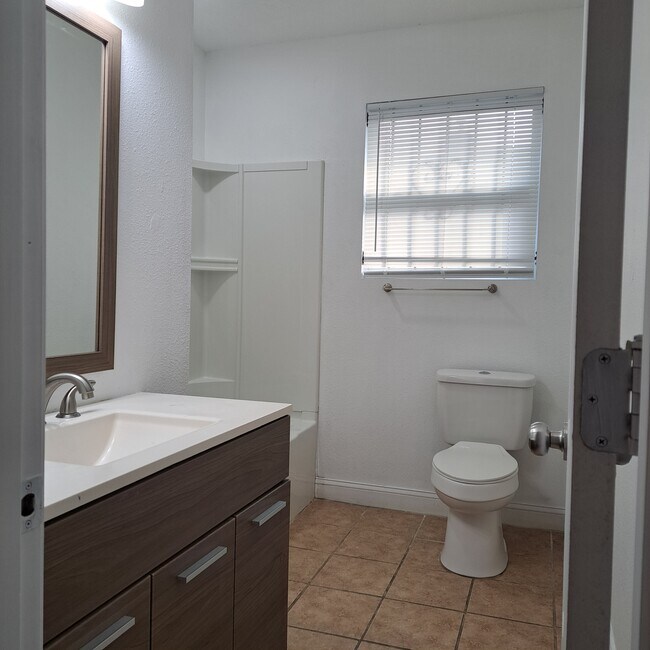 Building Photo - 1416 W 13th St