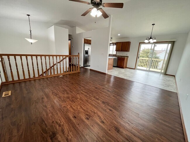 Building Photo - 3 Bed/2 Bath Home w/ Fenced in Yard!