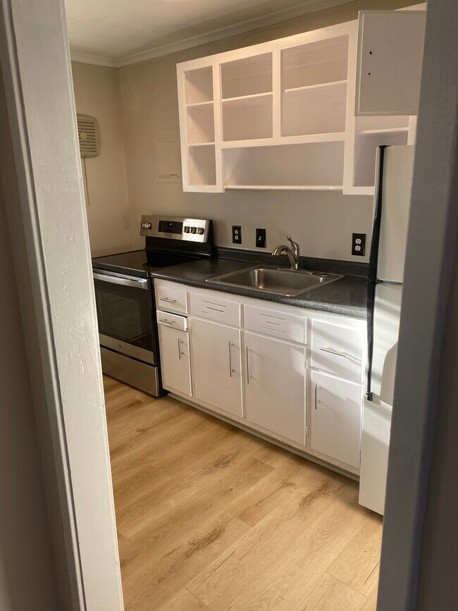 KITCHEN ONE - 703 Daniels St