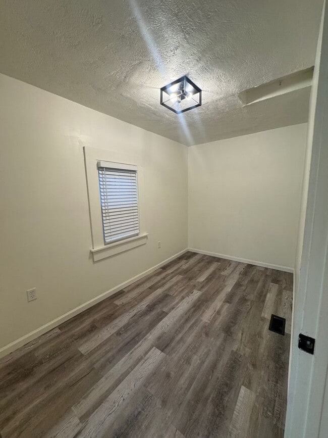 Building Photo - 1573 S 3rd St