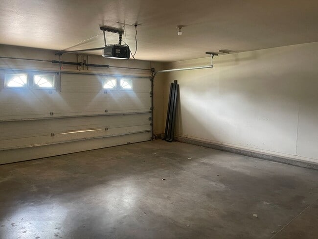 Building Photo - $200 off First Month! Large, Beautiful 3/2...