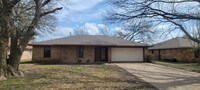 Building Photo - Charming and move-in ready! 3 Bedroom hous...
