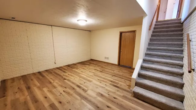 Building Photo - Spacious Townhome Minutes from Everything