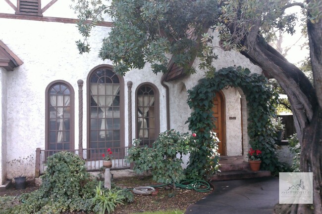 Building Photo - Beautiful 3 Bedroom home located in the Hi...