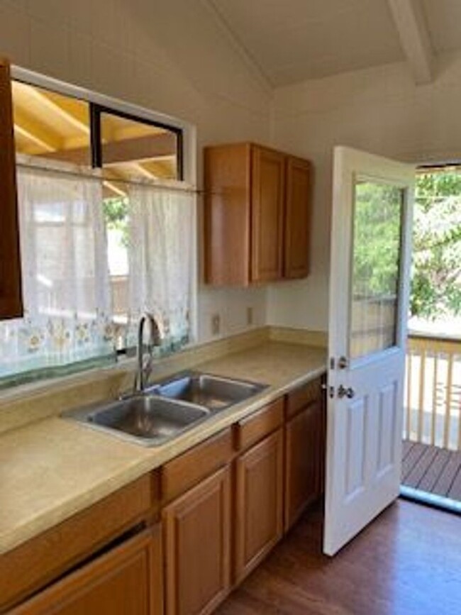 Building Photo - 2 bedroom 1 bath single family cottage in ...