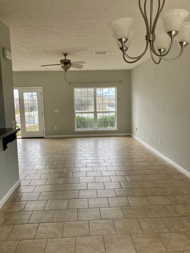 Building Photo - Charming 3 BR/2.5 bath  in a quiet, well-kept neighborhood. Convenient to schools, Tyndall AFB, s...