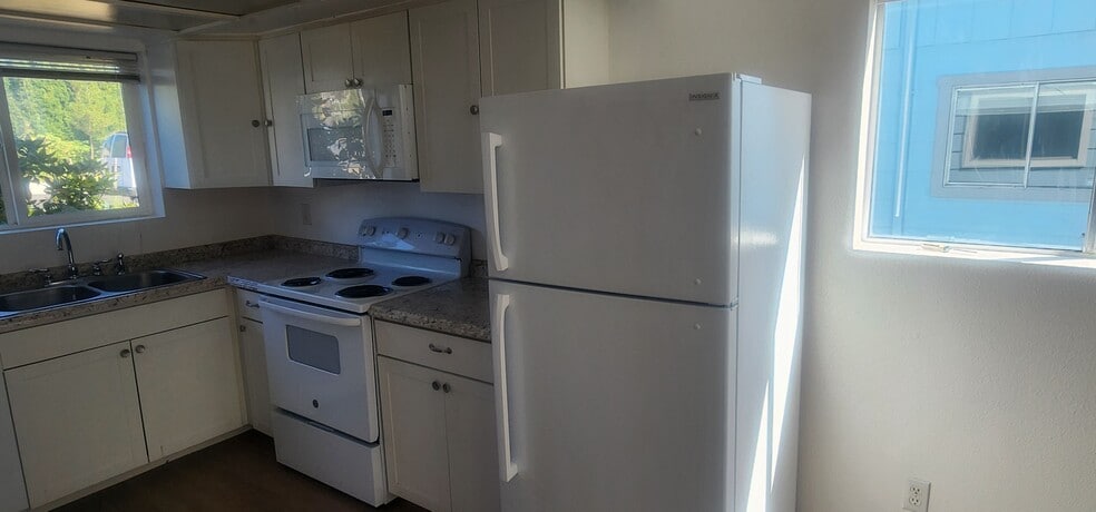 Kitchen - 4304 S Cedar St