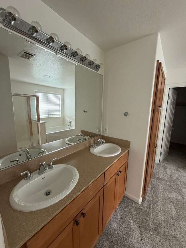 Building Photo - GREEN VALLEY LAKES HOME