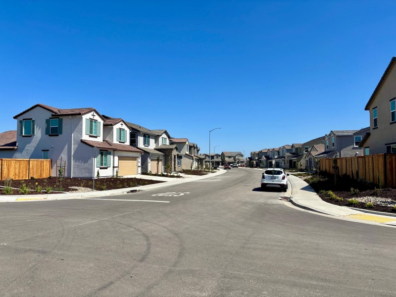 Building Photo - 1570 Pinchot Dr