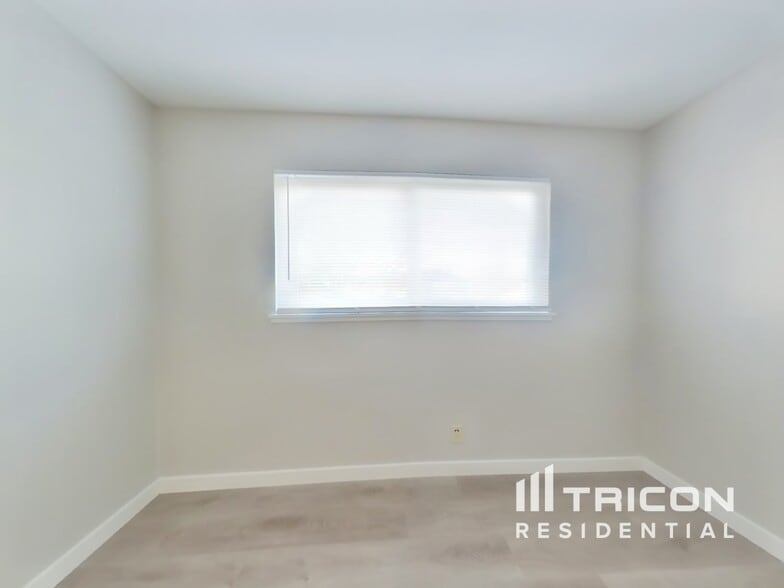 Building Photo - 372 Hopkins Dr