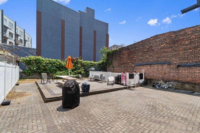 Building Photo - 14 Coles St