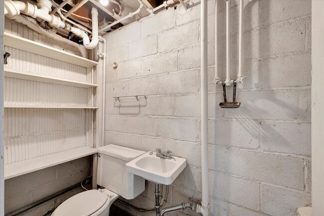 Building Photo - 2 BED / 1 BATH HOUSE NEAR CAMPUS W/ CHARMI...