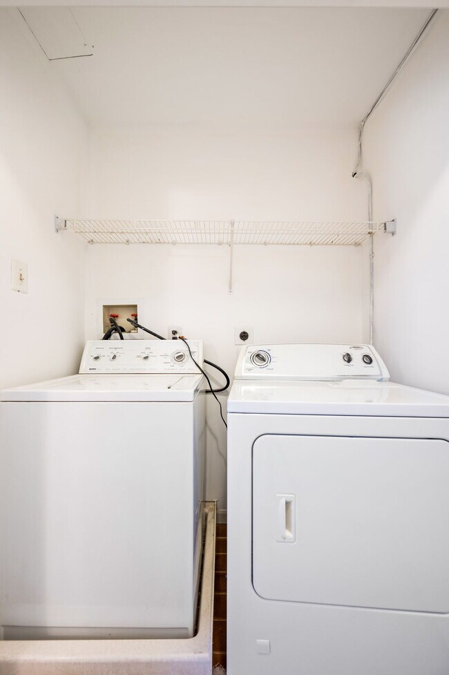 Building Photo - 1430 Redwood Ct