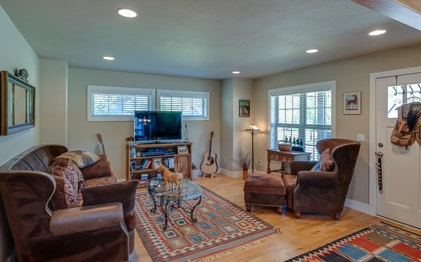 Building Photo - 123 Trestle View Ct