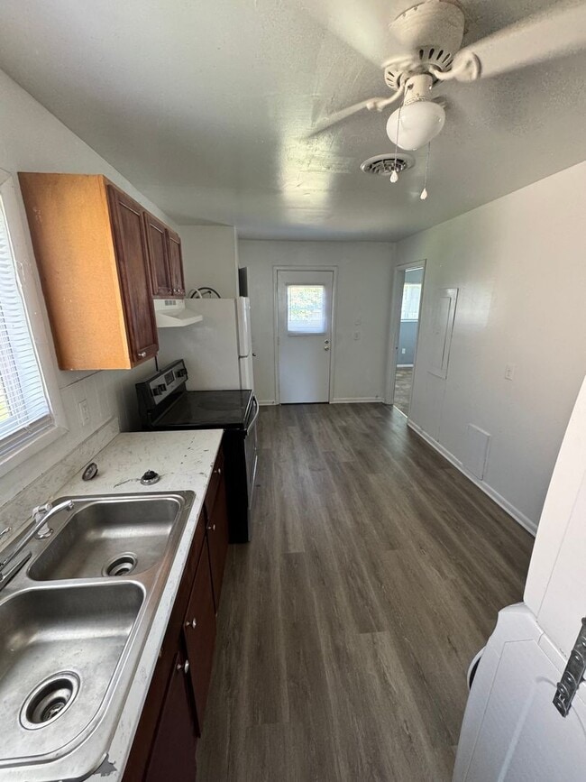 Building Photo - Cozy 3 bed 1.5 bath with Backyard