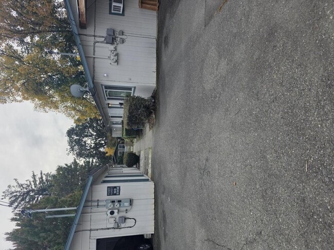 Building Photo - 708 SW I St