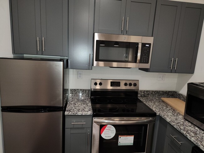 Building Photo - 2 bed 1 bath Furnished Apt in Downtown Bla...