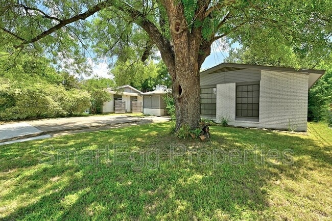 Building Photo - 1612 Broadmoor Dr