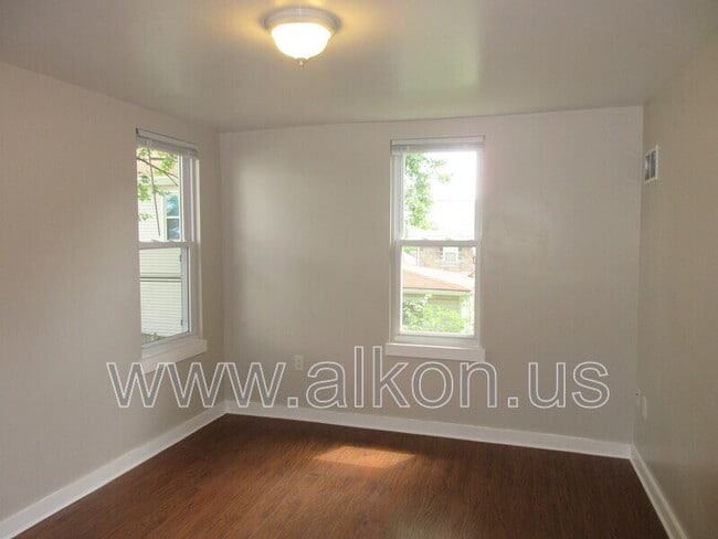 Building Photo - 620 Loretta St