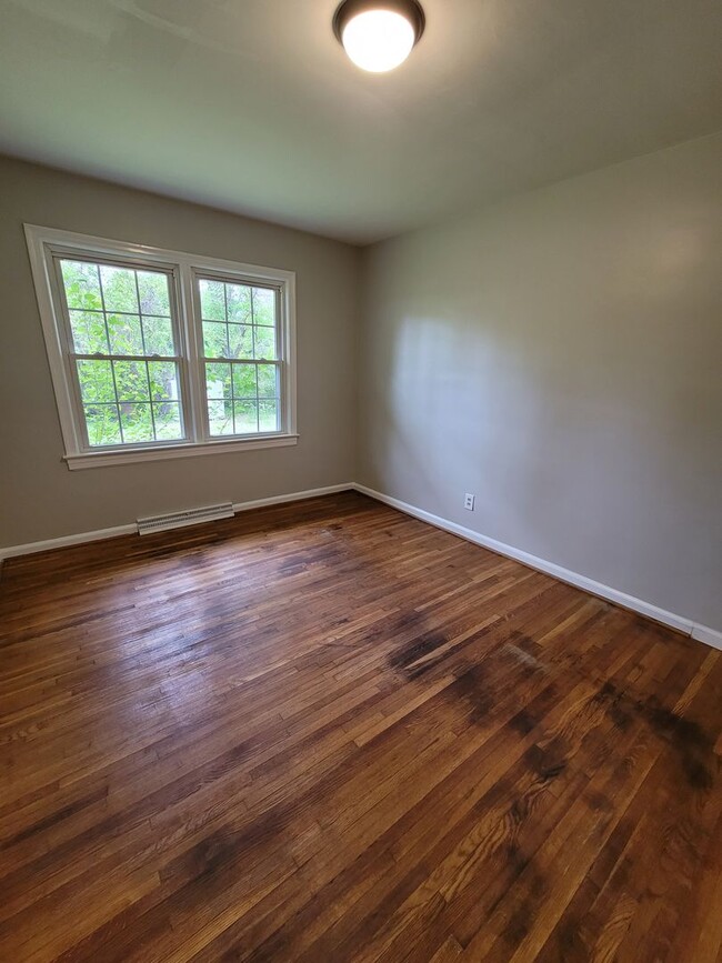 Building Photo - Adorable 3 BR Ranch.  Hardwoods throughout!