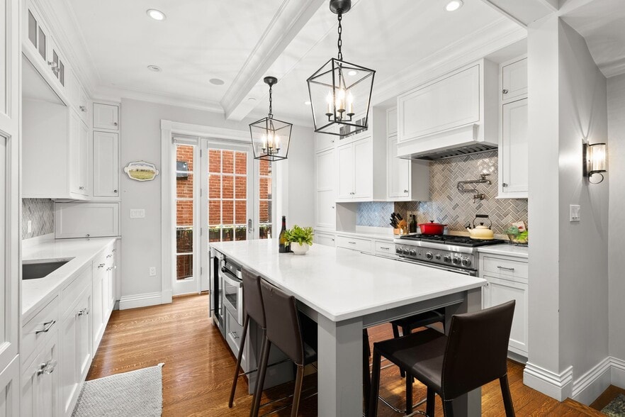 Building Photo - 7 Acorn St