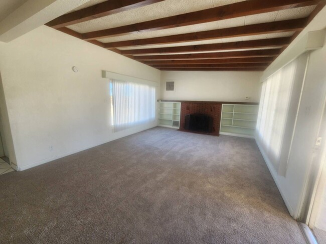 Building Photo - Spacious 3 Bedroom 2 Bath Home