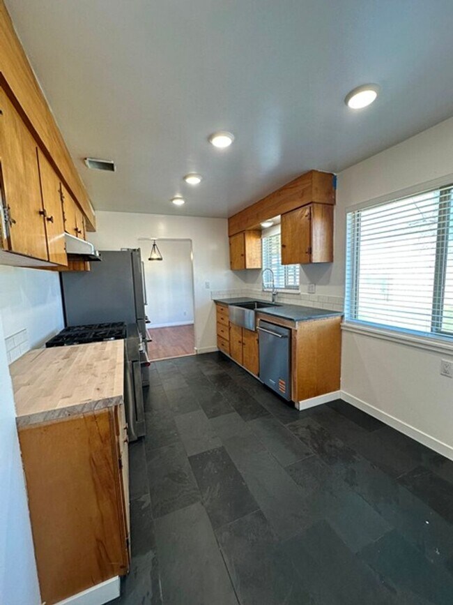 Building Photo - Updated home in Henley School District