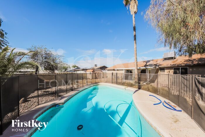 Building Photo - 2121 W Wickieup Ln