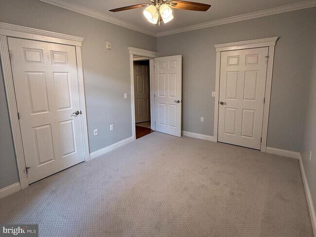 Building Photo - 300 W Elm St