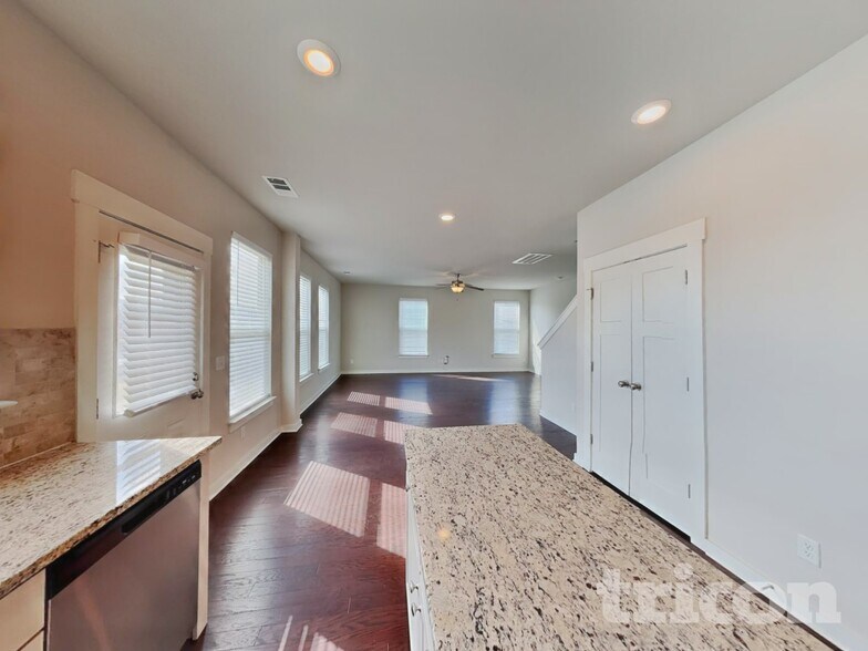 Building Photo - 4937 Kingdom Dr