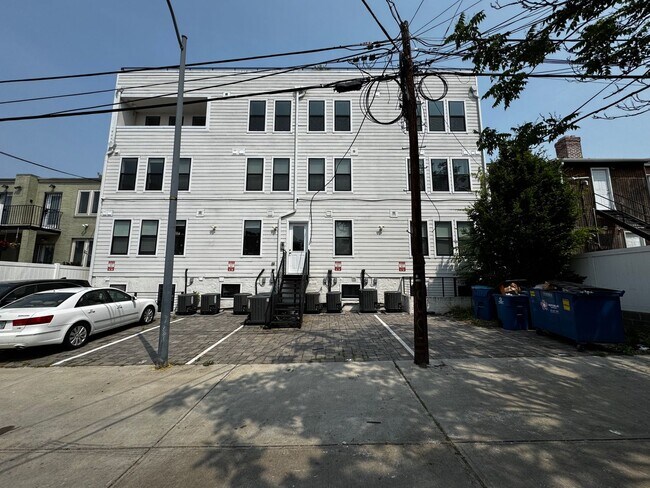 Building Photo - Discover this beautifully renovated 2BD/2B...