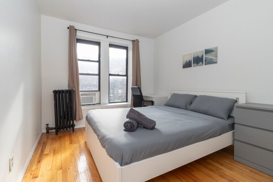 Building Photo - 130 E 95th St