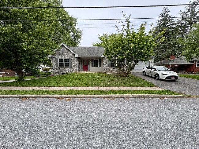 Building Photo - 3 Bedroom 2.5 Bathroom Home Available in Elizabethtown!