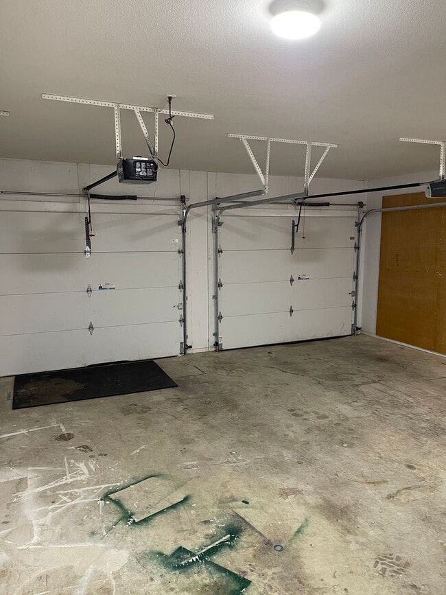 Building Photo - Available November 21st!   6 Month lease