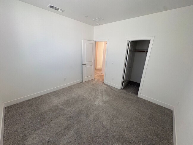 Building Photo - Beautiful 4 Bed 3 Full Bath Home with Solar in Brentwood