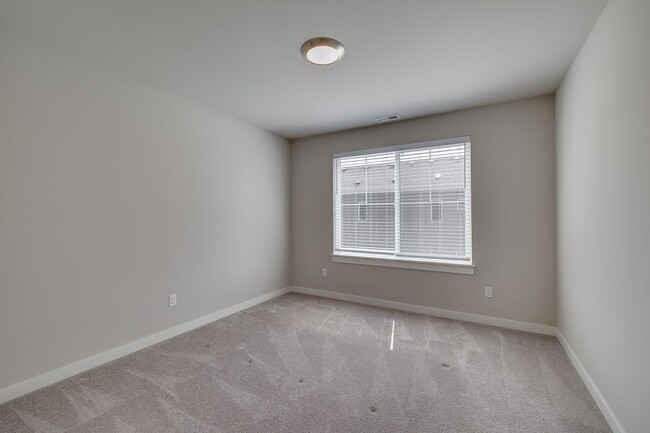 Building Photo - 5 Bed PLUS Bonus Space with hot tub in Mar...