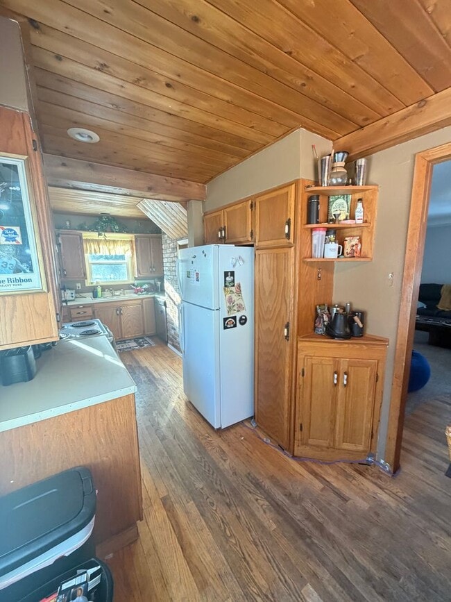 Building Photo - AVAILABLE JUNE -4 Bed, 2 Bath Home with Garage!