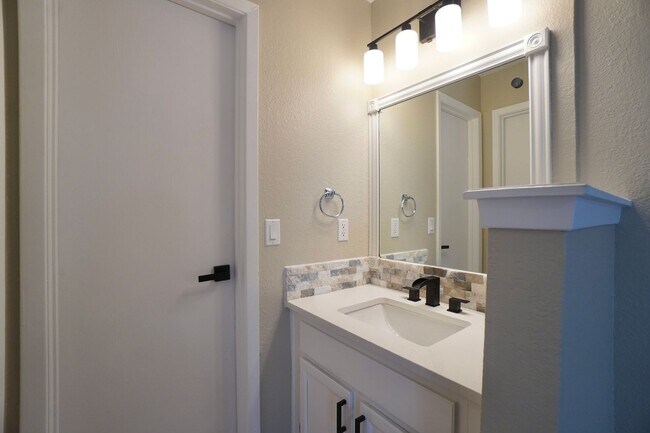Building Photo - 508 Greenlawn Blvd