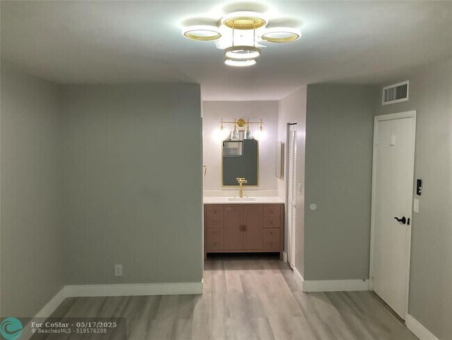 Building Photo - 6101 N Falls Cir Dr
