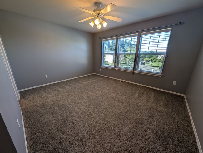 Building Photo - 4 Bedroom, 2.5 Bath DuPont Home!