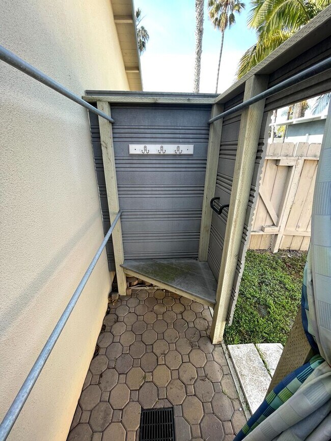 Building Photo - Charming Updated South O  BEACH HOUSE, Hug...