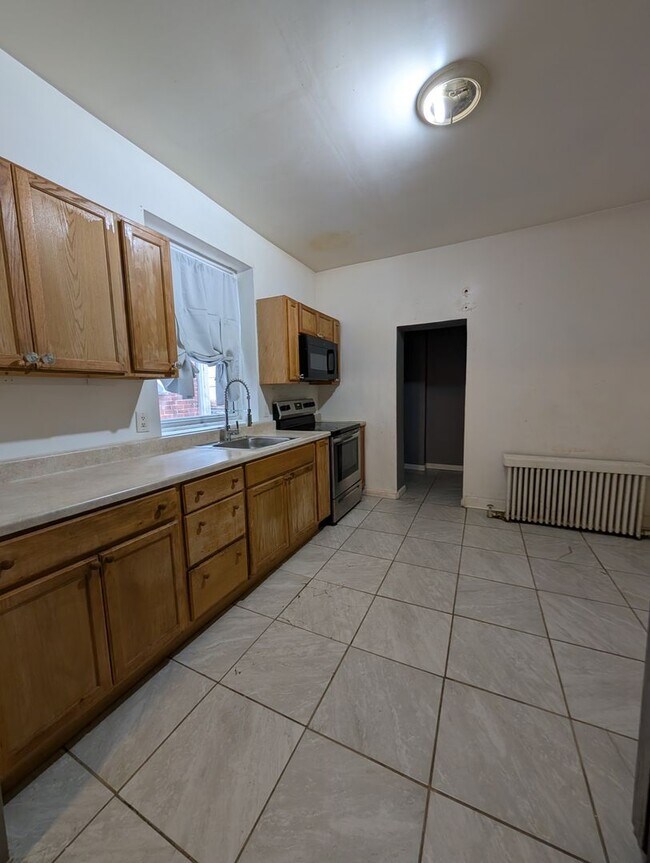 Building Photo - Well-maintained home.