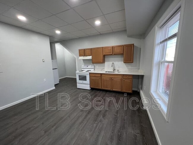 Building Photo - 731 Main St