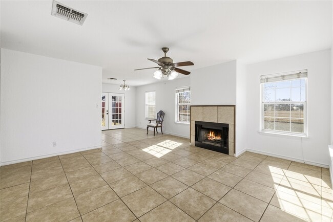 Building Photo - 201 Green Oaks Loop
