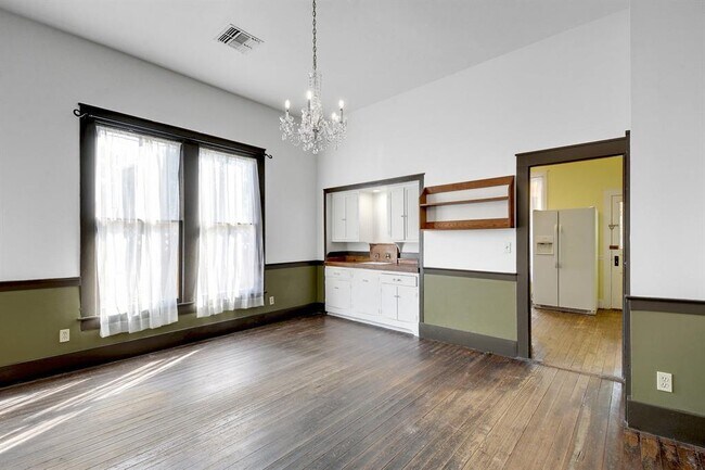 Building Photo - 304 Olive St