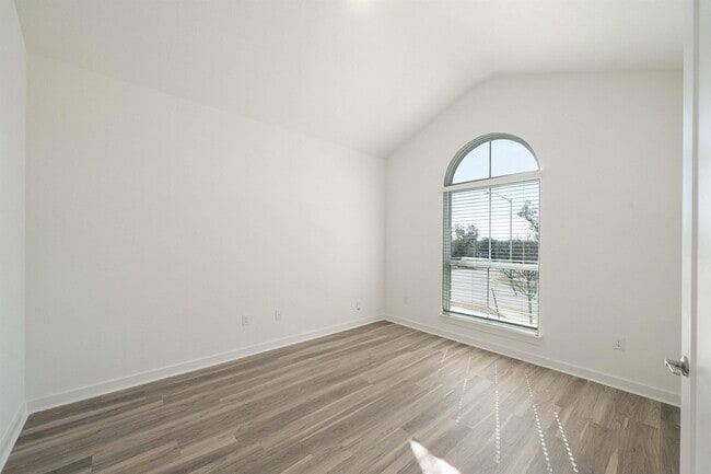 Building Photo - 4313 Deer Lake Ln